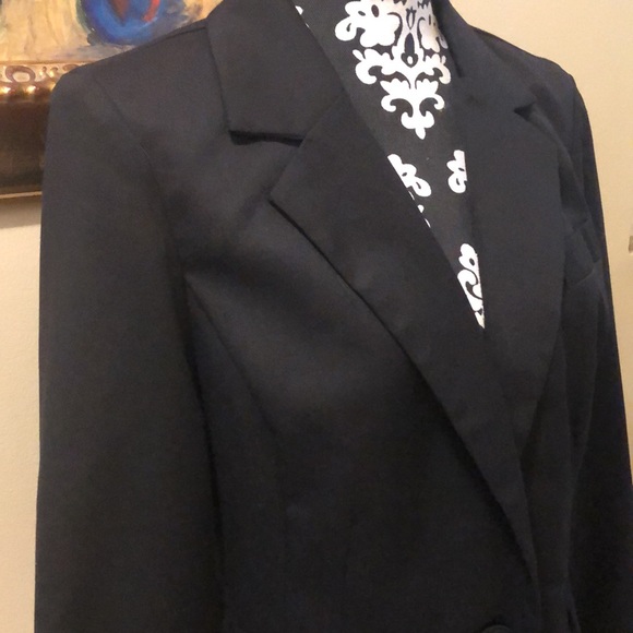 Charlotte Russe Classic lined 1 button blazer, roll satin & lace detail sleeves - Picture 2 of 12